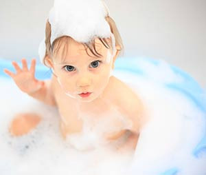 Bebeklerin banyo suyu nasıl olmalı? Musluk suyu mu, içme suyu mu?