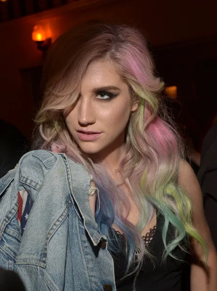Kesha'nın renkli saçları