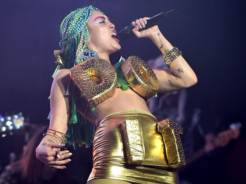 Miley Cyrus'un renkli sahne kostümleri