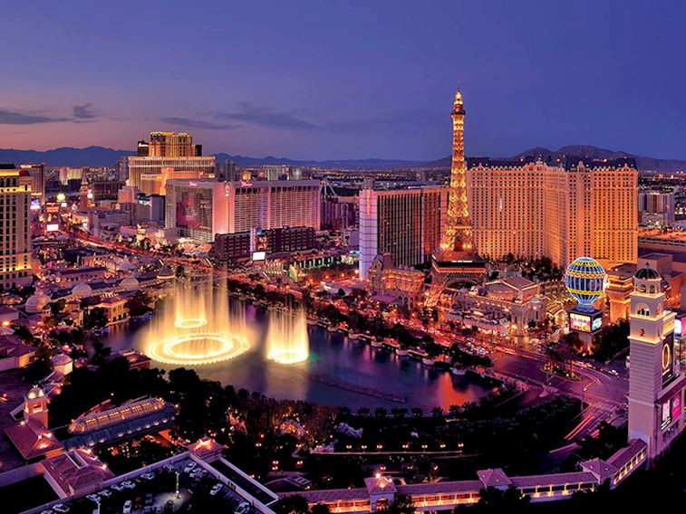 Spot ışıkları altında bir şehir "Las Vegas"