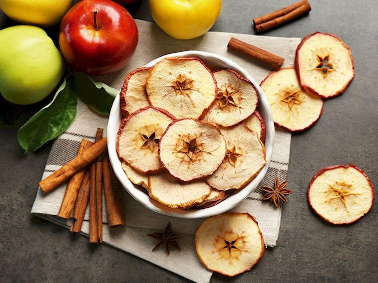 Sağlıklı atıştırmalıklara yer açın: Ballı, tarçınlı elma cipsi!