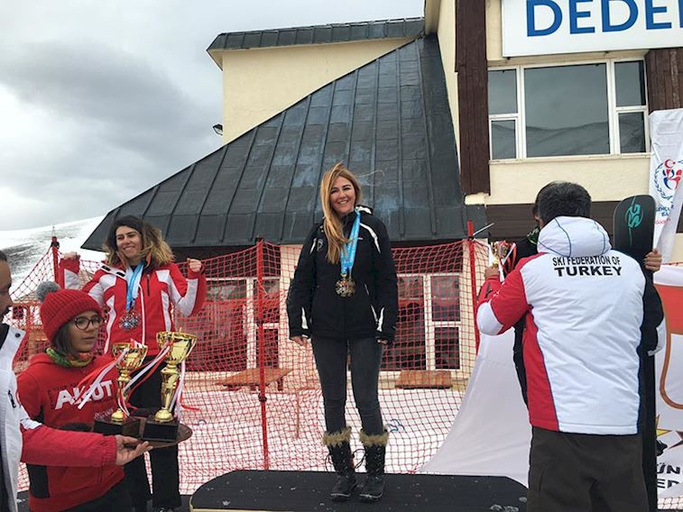 Milli snowboardcu Çiçek Güney'den yeni şampiyonluk