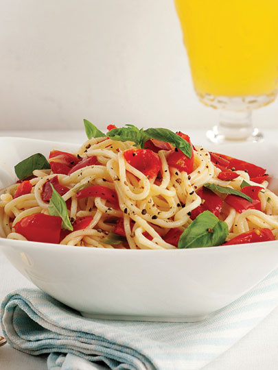 Biberli ve kiraz domatesli spagetti