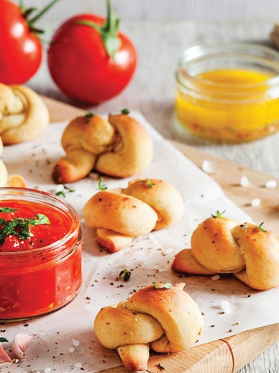 Sarımsaklı düğüm ekmek ve domates sos
