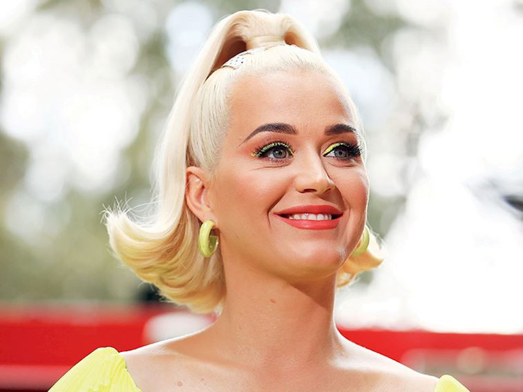 Katy Perry ile gülümseyin, geri geliyor!