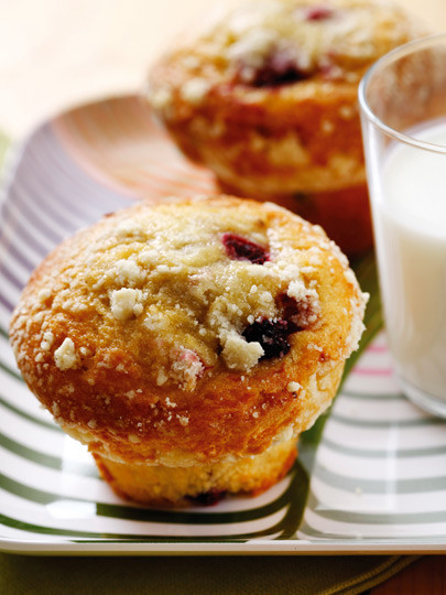 Böğürtlenli ve bademli muffin