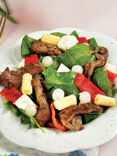 Etli ve peynirli ıspanak salatası