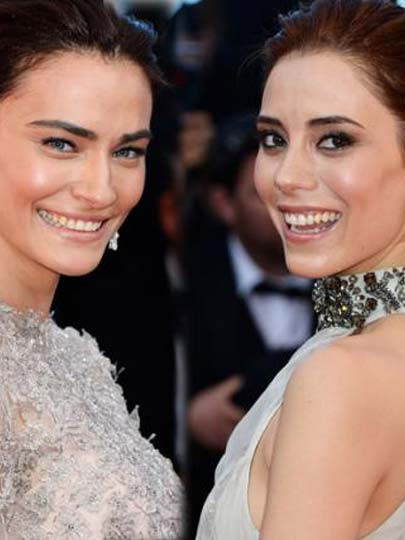 Cansu Dere ve Saadet Aksoy Cannes'daydı.