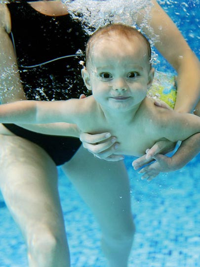 Bebekler için yüzme dersi